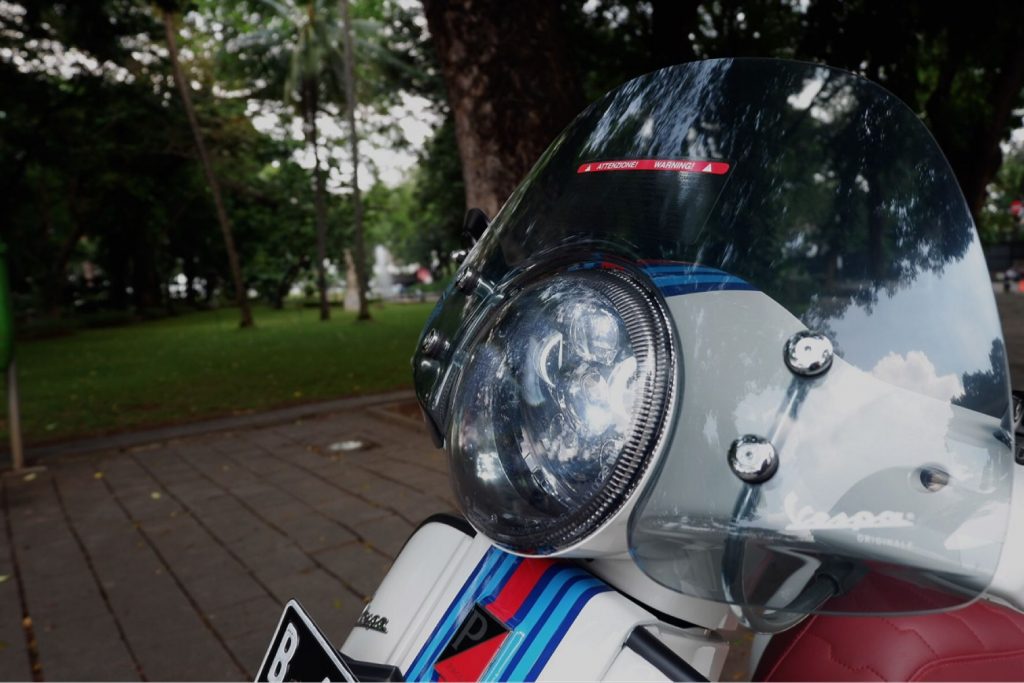 How to Mount a Led Bulb in Vespa Headlights